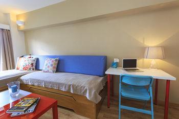 Rhodes & Bar Hostel *