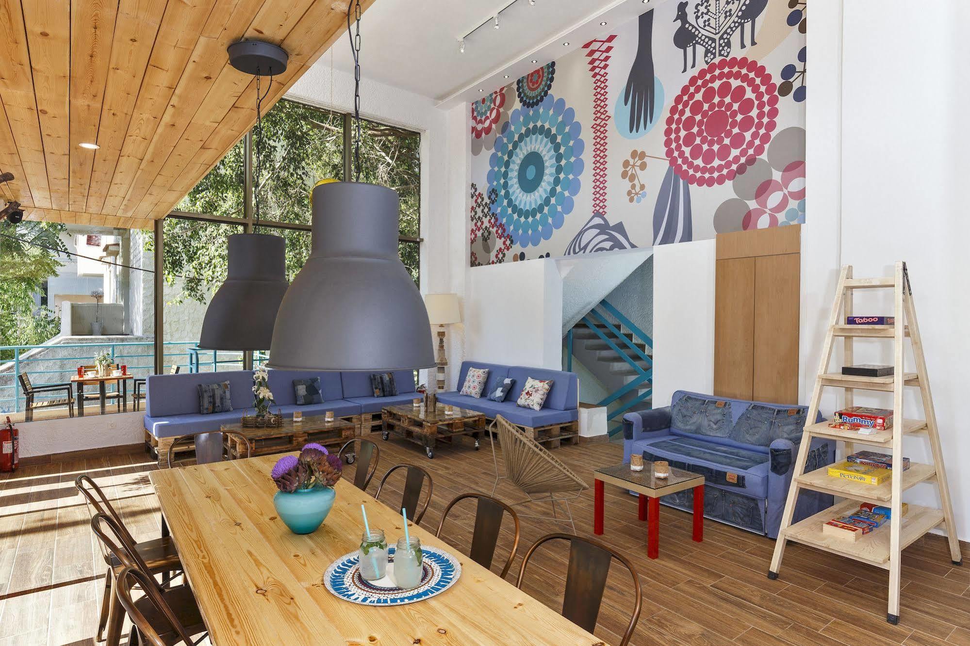 Rhodes & Bar Hostel *