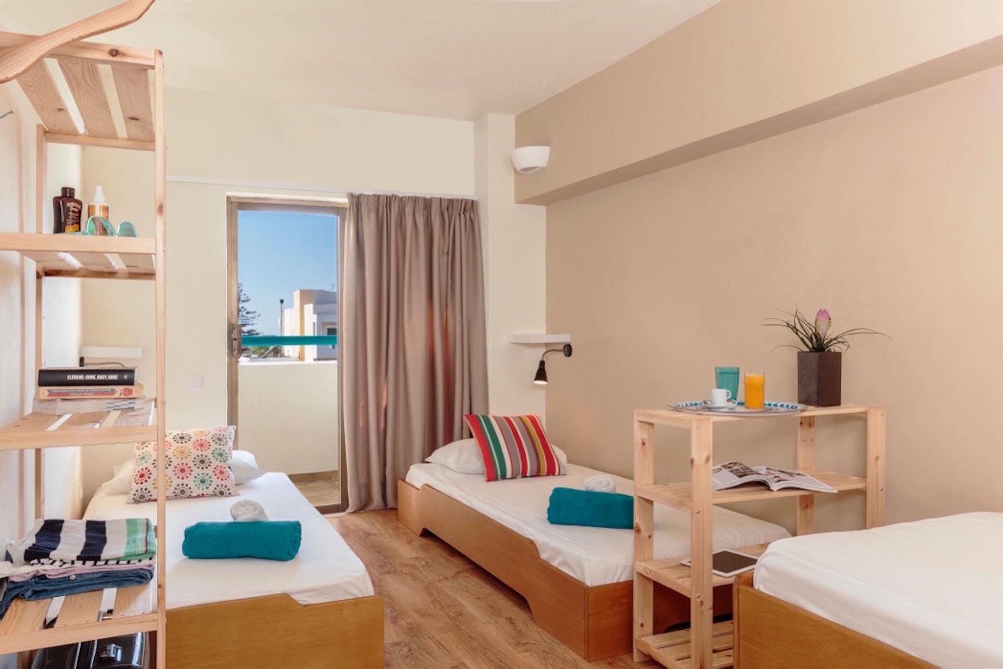 Hostel Rhodes & Bar *
