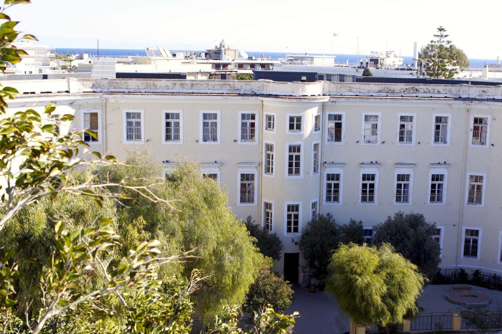 Hostel Rhodes & Bar *